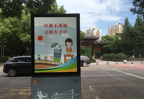 義烏這個(gè)果皮箱有“搞頭”,上面還可以發(fā)布公益廣告