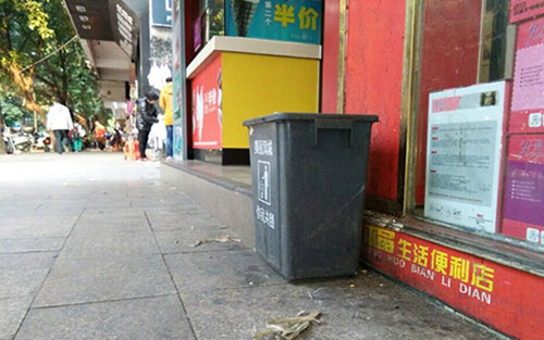 垃圾桶當(dāng)足球踢?!城區(qū)大半年累計丟近千個垃圾桶